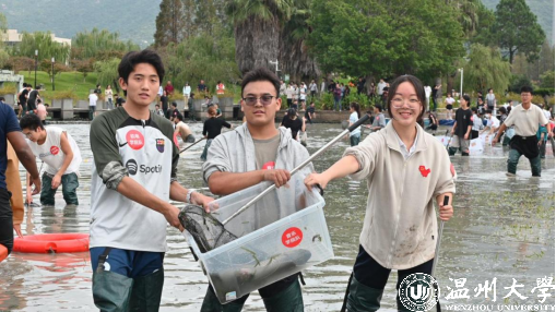 人们走在路上 AI 生成的内容可能不正确。