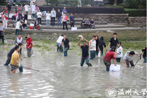 一群人在水里 AI 生成的内容可能不正确。