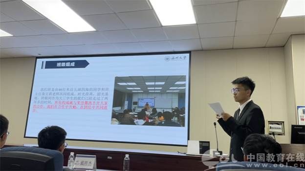 男人站在电视前 AI 生成的内容可能不正确。