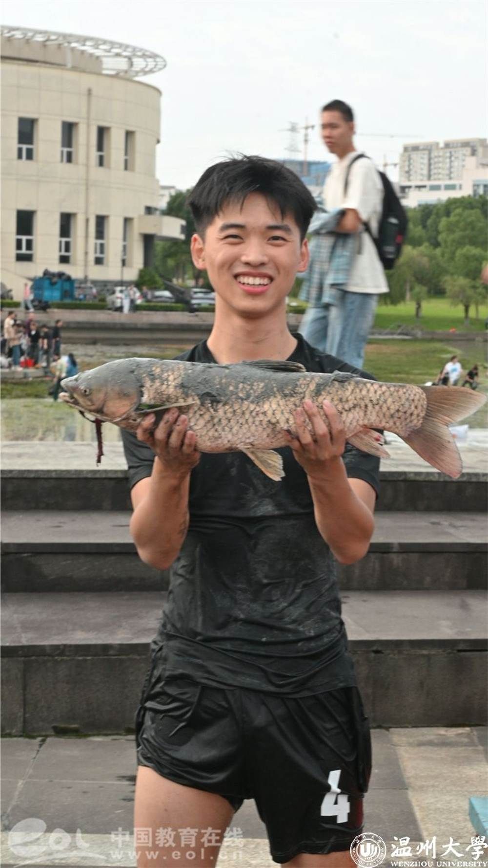 图片包含 户外, 建筑, 围栏, 人 AI 生成的内容可能不正确。