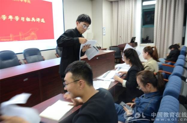 会议室里的人们 AI 生成的内容可能不正确。