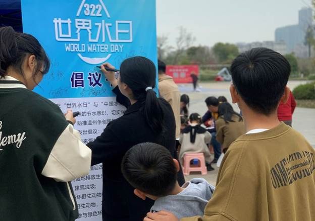 小孩站在人群中 AI 生成的内容可能不正确。